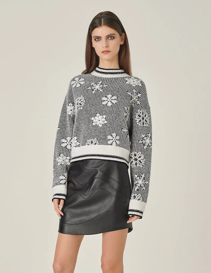 MARYLING Knitwear Round Neck SnowFlower LongSleeve Jacquard Knitted Cropped Pullover Snow Dancing 8211 Women MARYLING Knitwear Round Neck SnowFlower LongSleeve Jacquard Knitted Cropped Pullover Snow Dancing 8211 Women